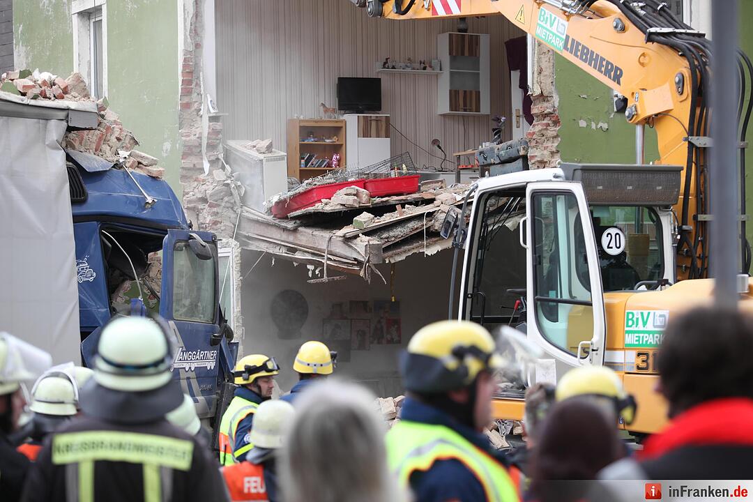 Lkw kracht in Wohnhaus in Oberkotzau