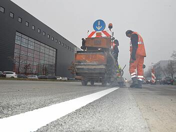 Am Freitagmorgen wurde die Markierung am Berliner Ring aufgebracht. Foto: Ronald Rinklef