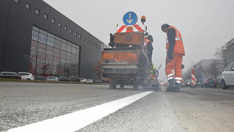 Am Freitagmorgen wurde die Markierung am Berliner Ring aufgebracht. Foto: Ronald Rinklef