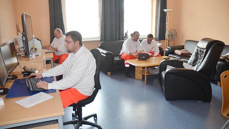 Ein freundlicher Aufenthaltsraum mit aktueeer Computertechnik motiviert die BRK-Beschäftigten bei ihrer Arbeit: von links Sascha Schulz (Rettungssanitäter), Karl- Heinz Schindhelm (Wachleiter), Stefan Döring (Rettungsassistent) und Markus Grünbeck (Sanitäter in Ausbildung) Foto: eh