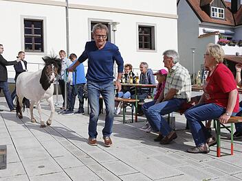 Otto Seniuk kurz vor dem Ziel beim Pony-Schnitte-Führparcours Foto: Matthias Hoch