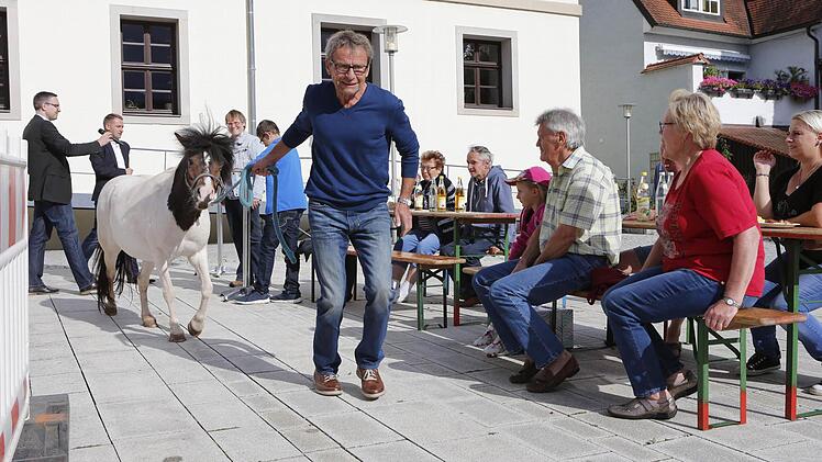 Otto Seniuk kurz vor dem Ziel beim Pony-Schnitte-Führparcours Foto: Matthias Hoch