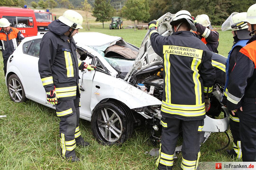 Pkw landet bei Kemmathen auf dem Dach