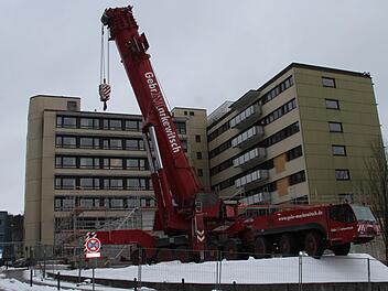 Der Autokran der Firma Markewitsch wird am Dienstag die bis zu 37 Tonnen schweren Module des Klinikum-Interimsbaus heben. Fotos: Alexander Hartmann