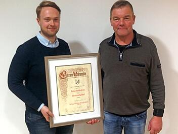 Die Ehrenurkunde erhielt Peter Wehrfritz (rechts).  Foto: Paul Pöhlmann