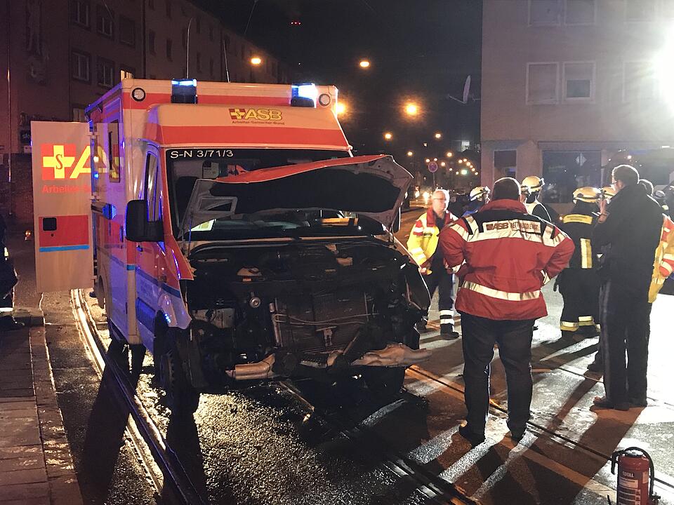 Nürnberg: Rettungswagen kollidiert bei Einsatzfahrt mit Auto – zwei Verletzte
