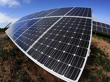 Mit einem Bürgerentscheid soll entschieden werden, ob es den "Solarpark Oberleichtersbach" geben wird oder nicht. Foto: Matthias Rietschel/dapd