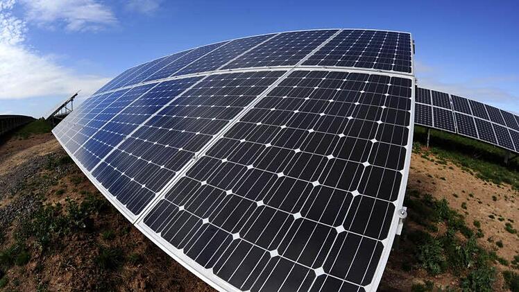 Mit einem Bürgerentscheid soll entschieden werden, ob es den "Solarpark Oberleichtersbach" geben wird oder nicht. Foto: Matthias Rietschel/dapd