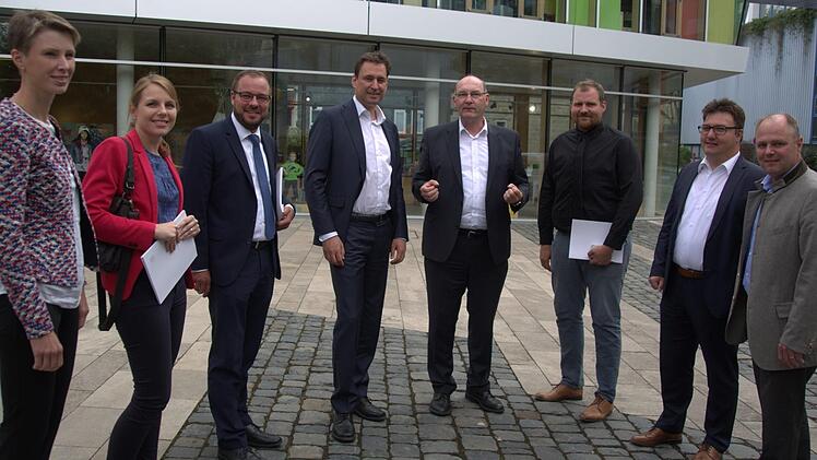 Die digitale Bildung stand im Mittelpunkt des Besuchs von Staatsminister Georg Eisenreich (CSU, 4. von links) bei der Haba-Firmenfamilie am Freitag. Geschäftsführer Harald Grosch (4. von rechts) erläuterte dem für Digitales, Medien und Europa zuständigen Regierungsmitglied, wie die Unternehmensgruppe verstärkt Kinder auf ihrem Bildungsweg vom Kindergarten bis zur Hochschule begleiten möchte. Anschließend führte er den Minister und die anwesenden CSU-Kommunalpolitiker durch die Produktion. Von...