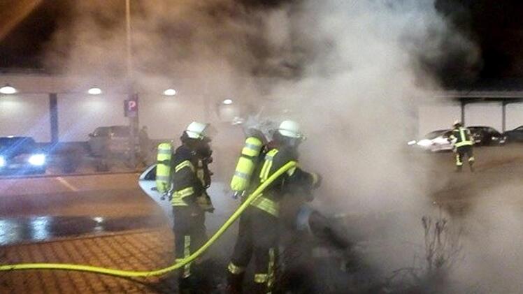 Die Feuerwehr brauchte zum Löschen fünf Minuten, das Auto war aber nicht mehr zu retten.    Foto: FFW Heßdorf