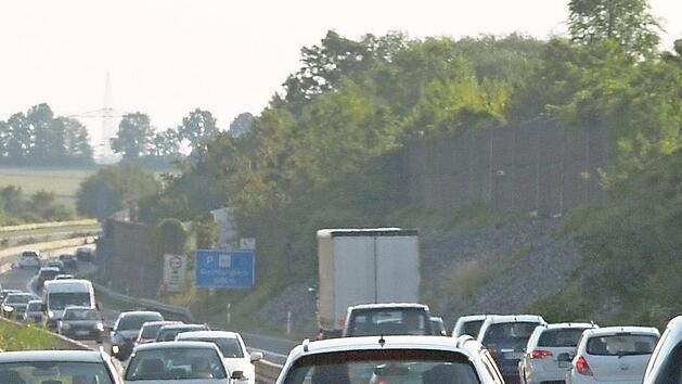 Im Stra&szlig;enverkehr - wie hier auf der A 70 - ist der CO2-Aussto&szlig; in den vergangenen zehn Jahren wohl eher gestiegen.