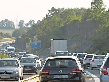 Im Straßenverkehr - wie hier auf der A 70 - ist der CO2-Ausstoß in den vergangenen zehn Jahren wohl eher gestiegen.
