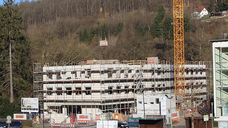 Das zweite Obergeschoss ist bereits    zu erkennen. Ein Kran liefert Baustoffe an die Arbeiter. Foto: Julia Raab
