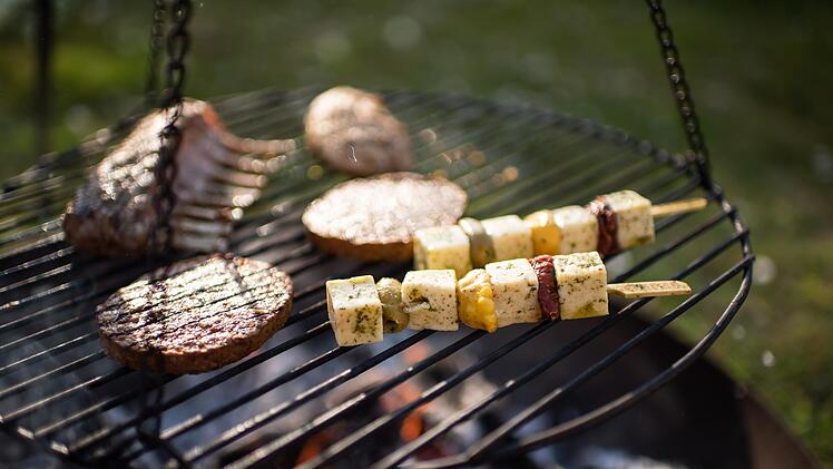 Auch auf dem Grill macht Tofu sich gut - zum Beispiel als Tofu-Gemüsespieß.