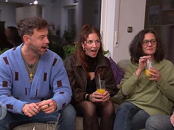 Als Mathias, Lui und Angela (von links) Ragils Follower-Zahl h&ouml;ren, sind sie platt.