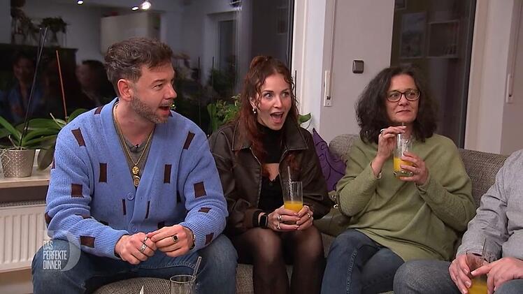 Als Mathias, Lui und Angela (von links) Ragils Follower-Zahl h&ouml;ren, sind sie platt.