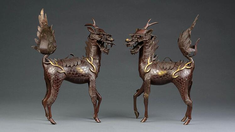 Räuchergefäße in Gestalt eines Kirin-Paares.