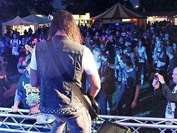 Mitten auf dem alten Sportplatz liegt das Festival-Gelände. Hunderte von Besuchern hörten am Freitagabend die Band "Valiant Thorr" aus North Carolina in den USA. Die Gruppe heizte den Rockfans ordentlich ein und machte mit Gitarrist Eidan Thorr (im Bild) "Krach am Bach".