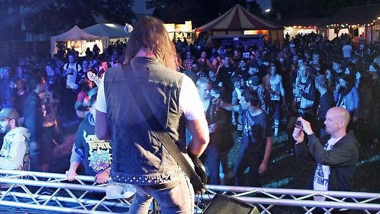Mitten auf dem alten Sportplatz liegt das Festival-Gelände. Hunderte von Besuchern hörten am Freitagabend die Band "Valiant Thorr" aus North Carolina in den USA. Die Gruppe heizte den Rockfans ordentlich ein und machte mit Gitarrist Eidan Thorr (im Bild) "Krach am Bach".