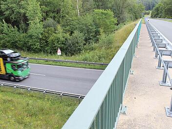 Von dieser Brücke zwischen Zentbechhofen und Herrnsdorf ist ein direkter Anschluss auf die B 505 (unten) geplant.  Foto: Andreas Dorsch