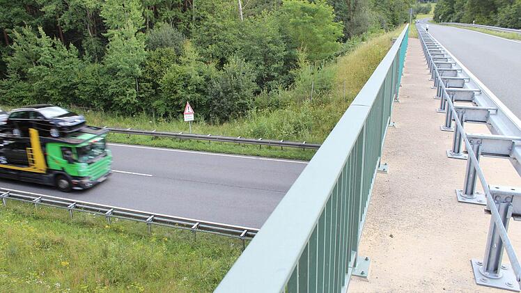 Von dieser Brücke zwischen Zentbechhofen und Herrnsdorf ist ein direkter Anschluss auf die B 505 (unten) geplant.  Foto: Andreas Dorsch
