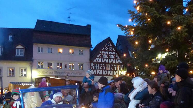 Ankunft vor dem großen Weihnachtsbaum.