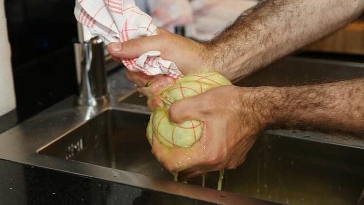 Die Zucchini-Kartoffelmischung gut auspressen!