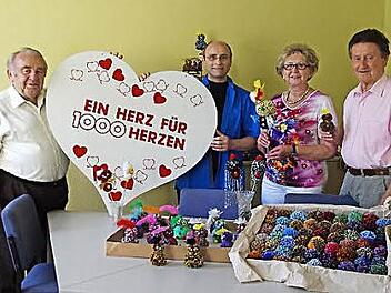 Heinz Hausmann, Pfarrer Joachim Lindner sowie Herta und Gerhard Burkert-Mazur (von links) freuen sich über eine Spende von 912 Euro für "1000 Herzen für Kronach". Foto: Heike Schülein