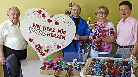 Heinz Hausmann, Pfarrer Joachim Lindner sowie Herta und Gerhard Burkert-Mazur (von links) freuen sich über eine Spende von 912 Euro für "1000 Herzen für Kronach". Foto: Heike Schülein