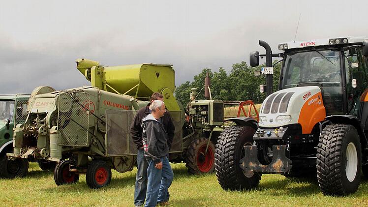 Gegensätze, sie sie deutlich nicht hätten sein können: der alte "Claas-Mähdrescher" aus dem Jahre 1963 und die neue Traktoren-Generation mit Computertechnik.