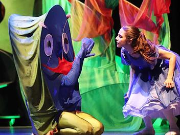Die Coburger Alice (Lucia Colom) trifft im Wunderland von Till Kuhnert auf ausgesprochen eigenwillige Kreaturen.  Foto: Henning Rosenbusch