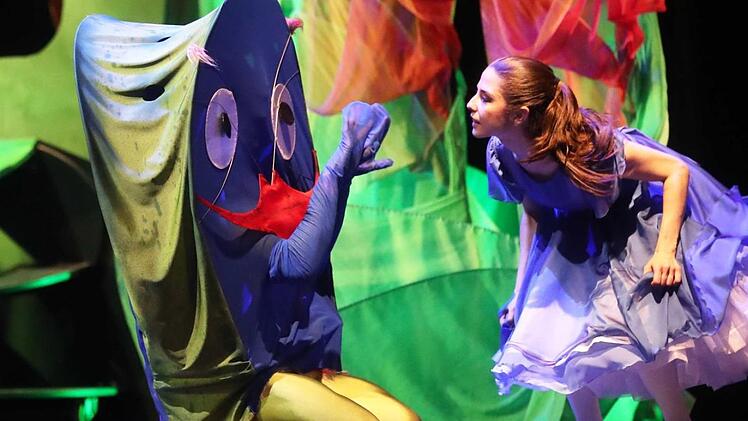 Die Coburger Alice (Lucia Colom) trifft im Wunderland von Till Kuhnert auf ausgesprochen eigenwillige Kreaturen.  Foto: Henning Rosenbusch