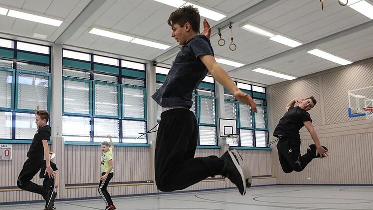 Die "Boys 1" sind nicht nur die  Fortgeschrittenen, sie helfen auch beim Training der Jüngeren mit. Foto: Barbara Herbst