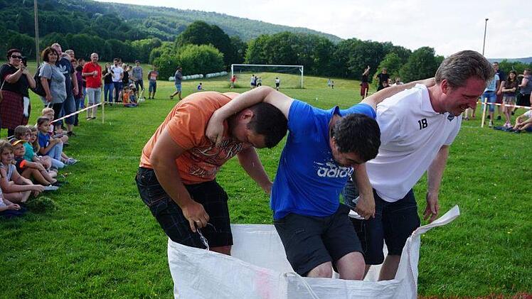 Die neue Disziplin bei den Highlandgames, Sackhüpfen, forderte von den Teilnehmern alles. Das Bild zeigt die Titelverteidiger "LA Firefighters I", doch zum Sieg hatte es in diesem Jahr nicht gereicht. Foto: Marion Eckert