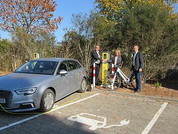 Zur Inbetriebnahme der neuen Ladesäulen für Elektro-Autos schenkteChristine Pfaff, Kommunalbetreuerin des Bayernwerks,   Bürgermeister Andreas Sandwall und Kurdirektor Thomas Beck ein Elektrofahrrad.  Stefanie Tapprogge