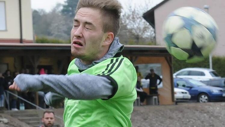 Nicht ganz so glücklich mit seiner Technik beim Kopfballspiel scheint dieser Spieler des SV Machtilshausen zu sein.ssp