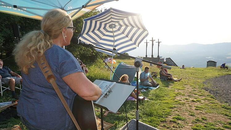 Gisela Fellenstein sang mit Blick auf das Kreuz Lobpreissongs.Marion Eckert