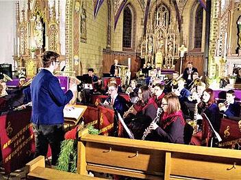 Mit einem "Konzert der Besinnlichkeit" erfreuten vierzig Mitwirkende des Musikvereins Neukenroth in der Pfarrkirche St. Katharina die zahlreichen Besucher. Mit im Bild der 19-jährige Dirigent Maximilian Knauer, der sich mit Roman Steiger abgewechselt hatte.  Foto: Gerd Fleischmann
