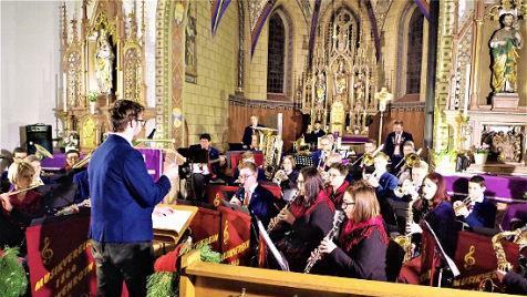 Mit einem "Konzert der Besinnlichkeit" erfreuten vierzig Mitwirkende des Musikvereins Neukenroth in der Pfarrkirche St. Katharina die zahlreichen Besucher. Mit im Bild der 19-jährige Dirigent Maximilian Knauer, der sich mit Roman Steiger abgewechselt hatte.  Foto: Gerd Fleischmann