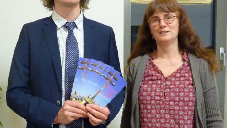 Matthias Beck und Pfarrerin Anja Bautz präsentieren stolz und mit Vorfreude das neue Ökumenische Jahresprogramm der Kur- und Urlaubsseelsorge Bad Staffelstein. Foto: Corinna Tübel
