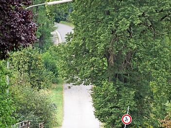 Eine Brücke über die Rauhe Ebrach verbindet Untersteinbach mit dem Gelände des Schützenhauses. Laut Bürgermeister lässt die geplante Sanierung wohl noch weiter auf sich warten.  Foto: Sabine Weinbeer/Archiv