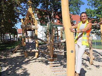 Kitzingen: Ab auf die "Drachenburg"! - Spielplatz in Siedlung bereit zum Toben und Spielen Kitzingen: Ab auf die "Drachenburg"! - Spielplatz in Siedlung bereit zum Toben und Spielen