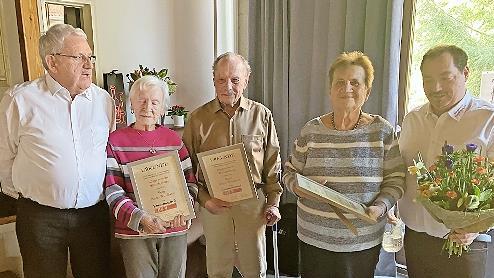 Dieter Gram&szlig; (links) und Florian Schuch (rechts) mit den neuen Ehrenmitgliedern des B&uuml;rgervereins.
