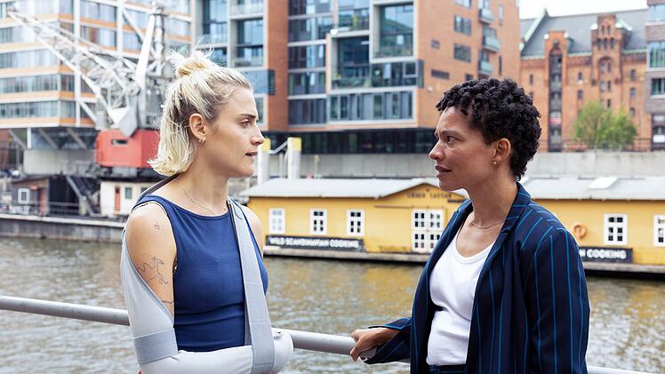 Ihre unerwartete Schwangerschaft bringt auch Les' (Mala Emde) bisherige Beziehung mit Roya (Gina Haller) ins Wanken. Kann zwischen ihnen mehr laufen als eine Freundschaft Plus?
