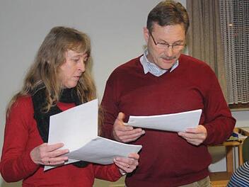 Elke Müller übergibt an Bürgermeister Wilhelm Friedrich Listen, auf denen Bürger gegen die geplante Richtfunk-Anlage unterschrieben haben.