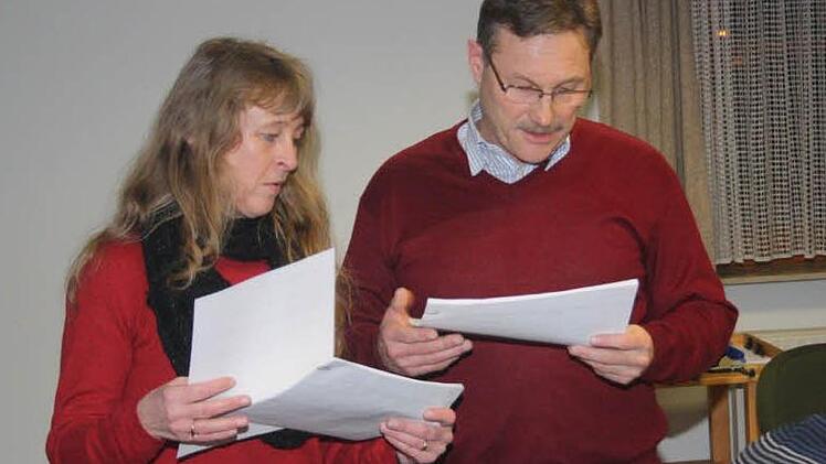 Elke Müller übergibt an Bürgermeister Wilhelm Friedrich Listen, auf denen Bürger gegen die geplante Richtfunk-Anlage unterschrieben haben.