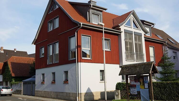 So präsentiert sich das Haus heute aus derselben Perspektive.