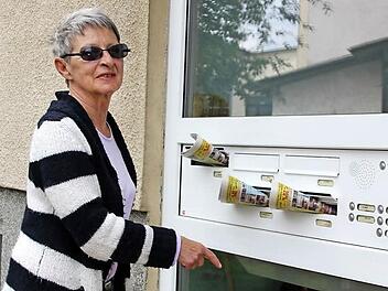 Gabriele Gierschner an den Briefkästen und Klingeln ihres Hauses in der Kulmbacher Straße in Kronach. Von einem Schlüsseldienst, wie im Telefonbuch und Internet vermeldet, ist nichts zu sehen.  Foto: Friedwald Schedel
