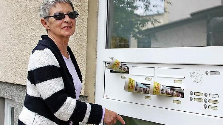 Gabriele Gierschner an den Briefkästen und Klingeln ihres Hauses in der Kulmbacher Straße in Kronach. Von einem Schlüsseldienst, wie im Telefonbuch und Internet vermeldet, ist nichts zu sehen.  Foto: Friedwald Schedel