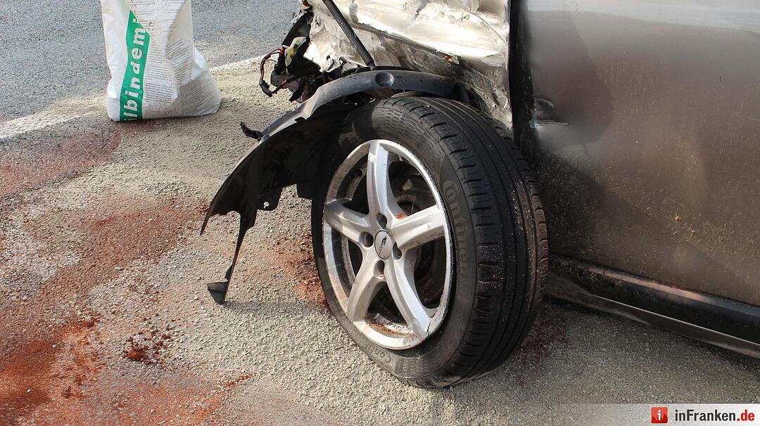 Dacia schleudert quer über Autobahn